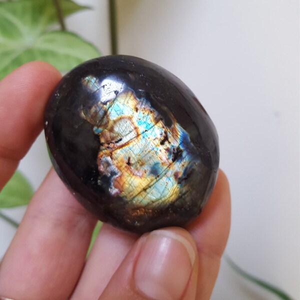 flashy labradorite palm stone