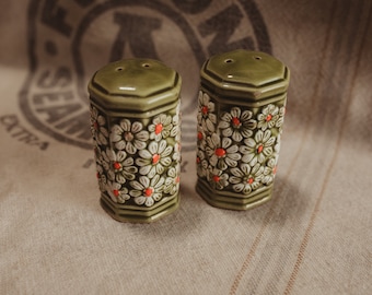 Vintage Salt and Pepper Shaker- floral salt and pepper shaker