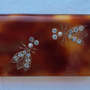 Peine de tortuga sintética Bonwit Teller con abejas y diamantes de imitación, perlas sintéticas y estuche para cartera, fabricado en Francia. Desplácese por las fotos para ver todos los detalles