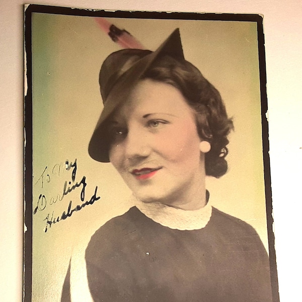 1930s Getöntes Foto Frau Portrait Robin Kapuze Stil Tilt Puppenmütze Pink Blau Grau