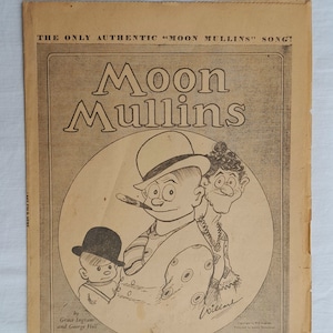 Może przedstawiać: Czarno-biała ilustracja postaci z kreskówek o imieniu Moon Mullins. Postać ma na sobie kapelusz i pasiastą koszulę. Tekst "THE ONLY AUTHENTIC "MOON MULLINS" SONG!" znajduje się w górnej części obrazu. Tekst "by Grace Ingram and George Hill" znajduje się w dolnej części obrazu.