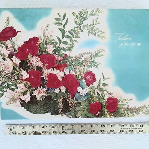 Caja de cartón floral vintage vacía con imágenes de mariposas y ramos de rosas. Almacenamiento de tocador de moda del día: desplácese hacia abajo para ver todos los detalles.
