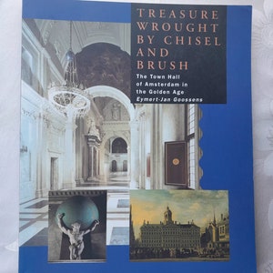 Puede incluir: Portada de libro con fondo azul y el título "Treasure Wrought by Chisel and Brush: The Town Hall of Amsterdam in the Golden Age" de Eymert-Jan Goossens. La portada presenta cuatro imágenes del Ayuntamiento de Ámsterdam.