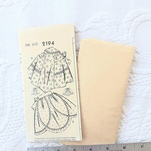 Puede incluir: Paquete de patrón de costura vintage, número 2194, con ilustraciones de un diseño de falda. También hay un trozo de papel doblado por separado. El texto "ONE SIZE" está impreso en el paquete. Medidas en centímetros.