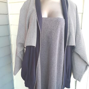 Jaqueta feminina média estilo bolero, estilo blusão, em rayon, azul-marinho e xadrez branco, vintage dos anos 80 - role para baixo para ver a descrição completa