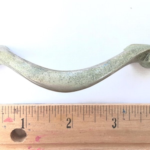 Schubladengriff einteilig 8,5 cm, Schubladenknauf 8,5 cm, Schubladenknauf silberfarben mit Gebrauchsspuren und Patina