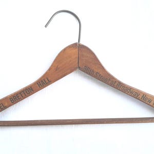Cintre en bois pour hôtel de New York, Bretton Hall 86th Street à Broadway, New York, souvenirs de voyage vintage - faites défiler vers le bas pour plus d'informations