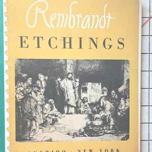 Op de afbeelding: Een vintage boek getiteld "Rembrandt Etchings" met een gele omslag. De omslag toont de titel in witte letters en blokletters, met een zwart-wit illustratie van een groep mensen. De naam van de uitgever, Querido, New York, staat onderaan.