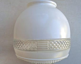 Puede incluir: Luminaria de techo de vidrio blanco con un patrón de diamante decorativo alrededor del borde inferior.