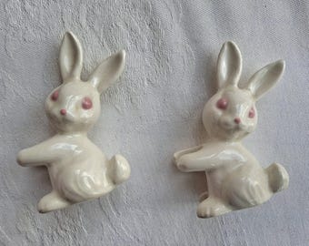 Paire de mini bougeoirs coniques lapin avec une réparation, lapins en céramique blanche - faites défiler vers le bas pour une description complète