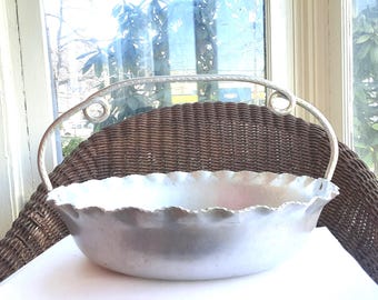 Cesta de aluminio martillado, década de 1950, sello de aluminio forjado a mano de Cromwell, con borde de masa de tarta, asa retorcida (desplácese hacia abajo para ver la descripción completa)