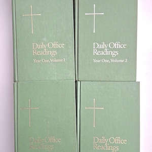 Puede incluir: Cuatro libros verdes de tapa dura titulados "Daily Office Readings". Cada libro tiene una cruz dorada y texto. Los volúmenes están etiquetados como "Year One, Volume 1", "Year One, Volume 2", "Year Two, Volume 1" y "Year Two, Volume 2".