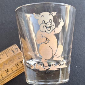 Vaso de chupito de cerdo bailando felizmente en estilo de dibujos animados rosa sobre vidrio transparente - desplácese hacia abajo para ver la descripción completa