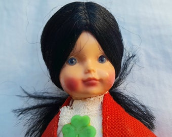 Pequeña muñeca irlandesa con pelo negro Regalo del día de San Patricio 4 1/2"