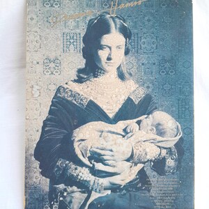Deanna Hamro Accessoires Soho Boutique Show card Fragments Greene Street 1990 Vrouw met babyjurk uit die periode - scroll naar beneden voor volledige beschrijving