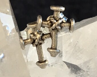 Boucles d'oreilles croix vintage en argent sterling : clous d'oreilles en corde faits main