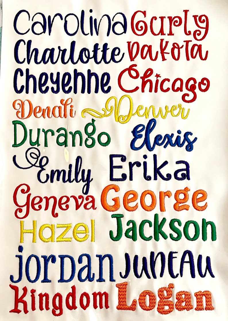 Pode incluir: Um fundo de tecido branco com nomes bordados em v&aacute;rias cores, incluindo Carolina, Gurly, Charlotte, Dakota, Cheyenne, Chicago, Denali, Denver, Durango, Elexis, Emily, Erika, Geneva, George, Hazel, Jackson, Jordan, Juneau, Kingdom e Logan.