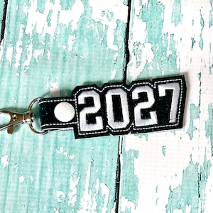 2027 Keychain, Class of 2027 Key chain, 2027 Graduate Zipper Pull, 2027 Bag Tag, Custom Keychain---You choose 70 Colors