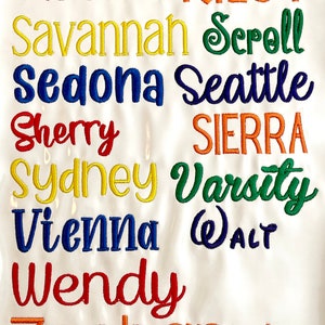 Pode incluir: Um fundo branco com um arco-&iacute;ris de nomes bordados, incluindo Rachel, Riley, Savannah, Scroll, Sedona, Seattle, Sherry, Sierra, Sydney, Varsity, Vienna, Walt, Wendy e Zachary.