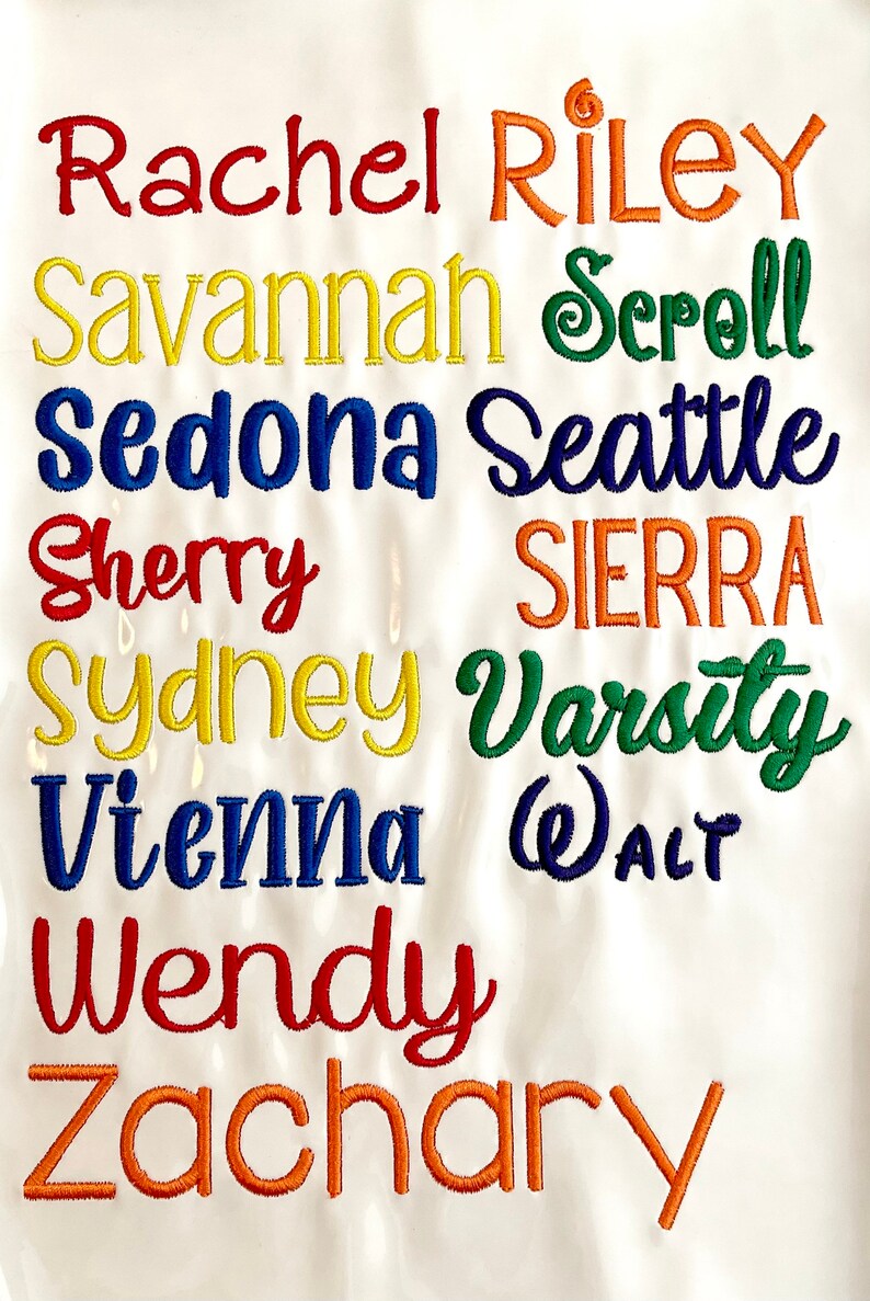 Pode incluir: Um fundo branco com um arco-&iacute;ris de nomes bordados, incluindo Rachel, Riley, Savannah, Scroll, Sedona, Seattle, Sherry, Sierra, Sydney, Varsity, Vienna, Walt, Wendy e Zachary.