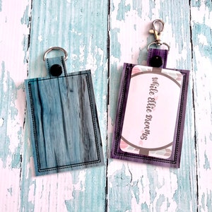 Porte-badge d’identification, porte-badge, support iD, support d’identification vertical, édition spéciale Grain de bois violet ou Aqua