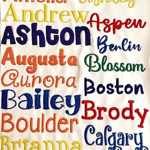 Pode incluir: Um fundo branco com um arco-&iacute;ris de nomes bordados, incluindo Adelaide, Amelia, Ashley, Andrew, Aspen, Ashton, Berlim, Augusta, Blossom, Aurora, Boston, Bailey, Brody, Boulder, Brianna, Calgary e Brooklyn Celia.