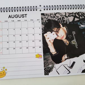 Sonderpreis. Stray Kids Bang Chan Wandkalender 2025 Größe A4 Bang Chan Weihnachtsgeschenk, Merch / Es gibt nur 1 Stück.