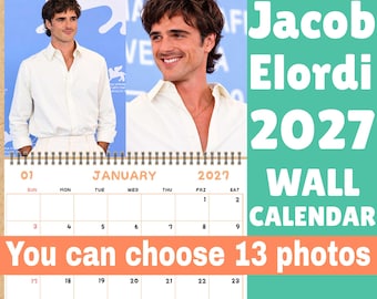 Könnte beinhalten: Ein Wandkalender für 2027 mit Jacob Elordi, der zwei Fotos des Schauspielers in einem weißen Hemd zeigt. Der Kalender enthält den Monat Januar mit einem Datumsraster sowie den Text Jacob Elordi 2027 Wall Calendar und You can choose 13 photos.