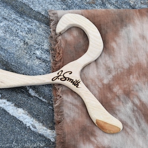 Cintre en bois fabriqué à la main personnalisé pour bébé/cadeau de baby shower