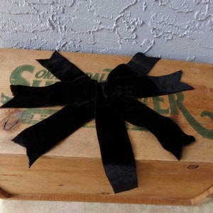 Vintage black velvet bow, black velvet hair bow, Vintage Colby hair bow, hot bow
