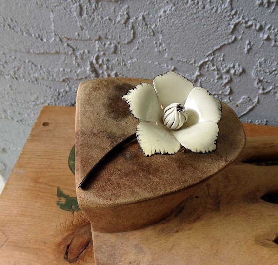 Vintage white flower brooch, enamel brooch, flowe… - image 9