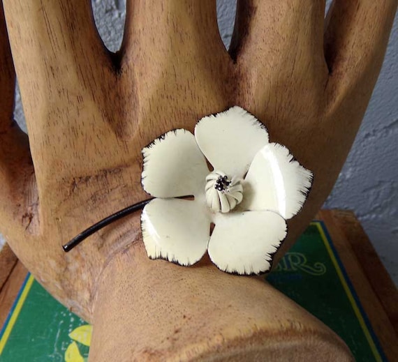 Vintage white flower brooch, enamel brooch, flowe… - image 4
