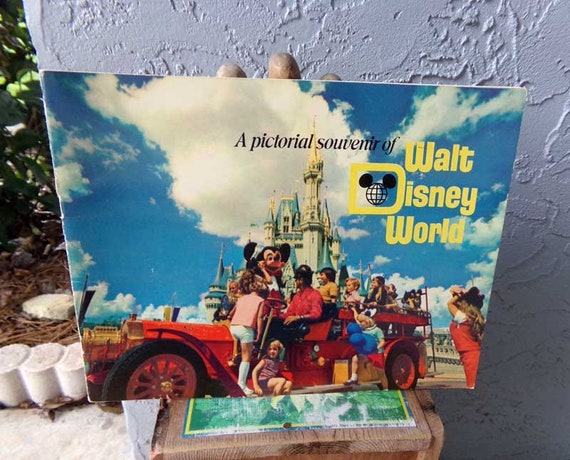 A Pictorial Souvenir of Walt Disney World: Disney: : Books