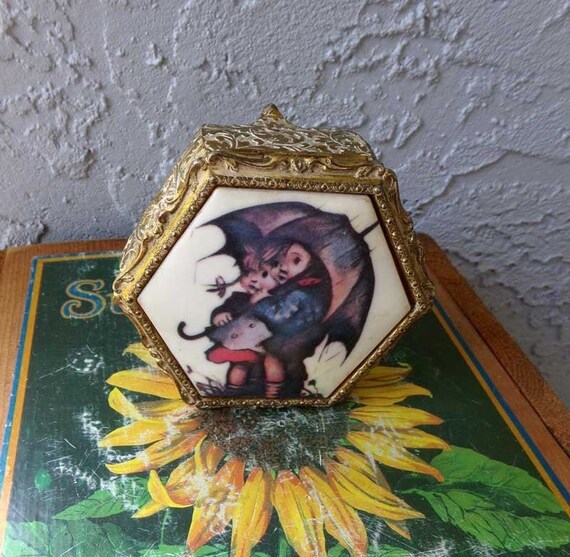 Trinket box, Jewelry box, Vintage trinket box, velvet lined trinket box, Hummel style trinket box, Made in Japan, jewelry trinket box