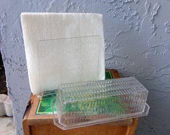 HOME-X Clear Acrylic Butter Dish with Cover Plastic Covered Cheese Holder with Tray HOME-X Clear Acrylic Butter Dish with Cover Plastic Covered Cheese Holder with Tray