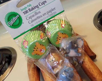 Zoo animal cake decorations, Wilton Jungle Pals baking cups, vintage animal cake toppers, mini baking cups