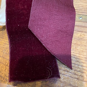 Ruban de velours de soie très ancien Français Old Store Stock en « vin » « 2,25 de large x 25 » de long