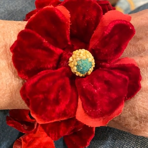 Silk antique velvet flower bracelet 1920s.