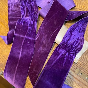 Ruban de velours de soie très ancien Français Old Store Stock en « violet » « 2 » de large x 77 » de long