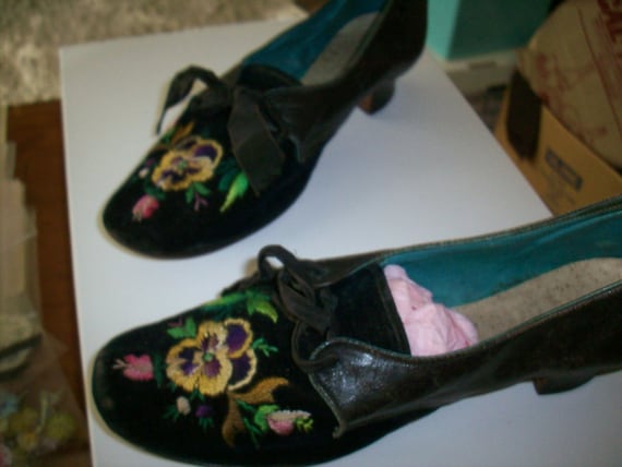 Antique Embroidered pansy Velvet Shoes good condit