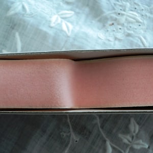 Vintage Antik Seide, Viskose und Nylon samt Band Original Schraube Birdie ausgezeichnete Qualität 1930 Blush Pink 1"