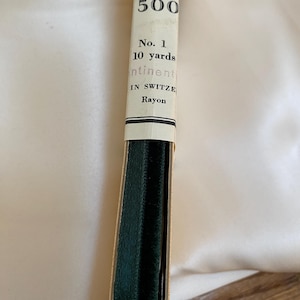 10 Meter. Antikes europäisches grünes Samtband 1/4 "breites Meterware verfügbar Old Store Stock