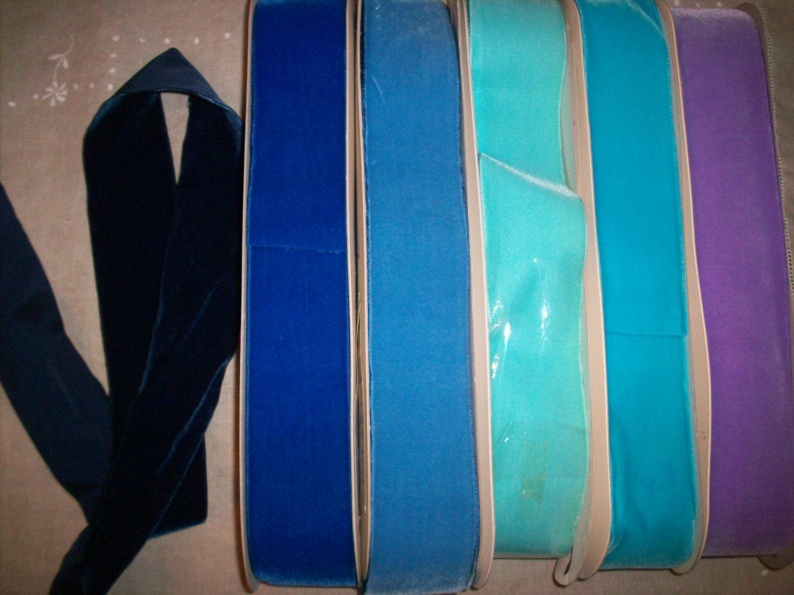 10 verges. Velours au dos taffetas de nylon et rayonne vintage dans les différents couleurs 2" de largeur 10 taffetas verges. Velours au dos taffetas 10 de nylon et rayonne vintage dans les différents couleurs 2