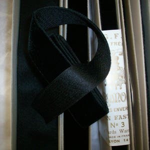 antike Seidensamtborte Schwarze Seide / Viskosesatin Satin Zurück Meterware verfügbar Schöne Qualität