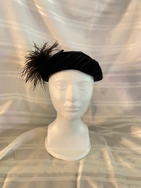 Black Velvet Cocktail Hat With Feather Plume Vintage 1950 display picture 3