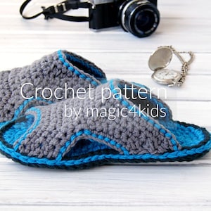 Könnte beinhalten: Häkelmuster für graue und blaue Hausschuhe mit schwarzem Besatz. Das Muster trägt den Titel "Crochet pattern by magic4kids".