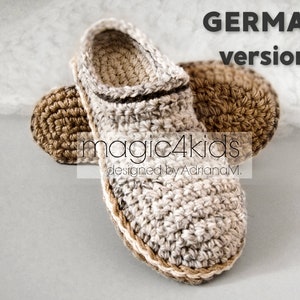 Op de afbeelding: Een paar gehaakte pantoffels in beige en bruin met een witte rand. De pantoffels zijn gemaakt met een textuur-steek en hebben een eenvoudig, klassiek ontwerp. De tekst "magic4kids designed by Adriana M." is zichtbaar op de pantoffels.