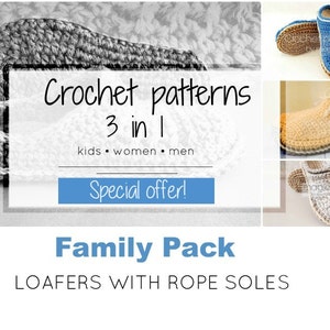 Könnte beinhalten: Häkelmuster für Loafer mit Seilsohlen. Das Bild zeigt drei Paar gehäkelte Hausschuhe in Blau, Beige und Grau. Der Text "Crochet patterns 3 in 1" ist über den Hausschuhen angezeigt. Der Text "kids women men" ist unter den Hausschuhen angezeigt. Der Text "Special offer!" ist in einem blauen Rechteck angezeigt. Der Text "Family Pack" ist in blauer Schrift angezeigt. Der Text "LOAFERS WITH ROPE SOLES" ist in schwarzer Schrift angezeigt.