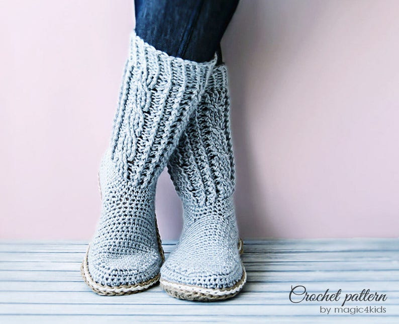 Puede incluir: Calcetines de bota de crochet grises con un patr&oacute;n de punto de cable y una suela de yute. Patr&oacute;n de crochet de magic-4kids.