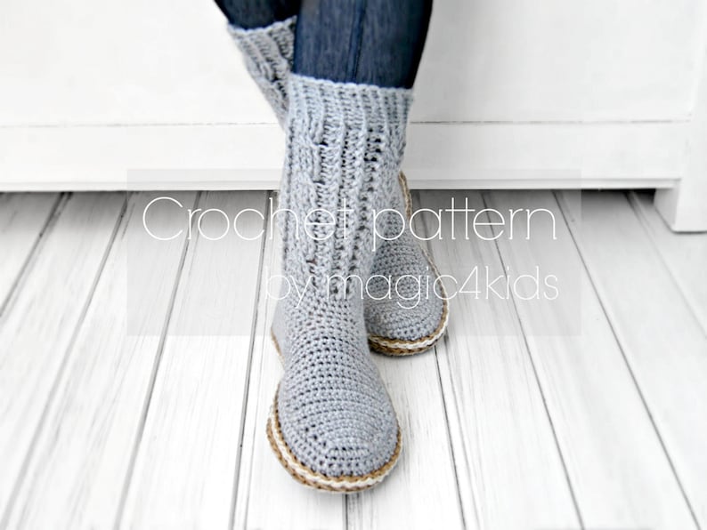 Puede incluir: Calcetines de lana grises hechos a crochet con ribete marr&oacute;n. Los calcetines los lleva puestos una persona con pantalones vaqueros azules. El texto "Crochet pattern by magic4kids" es visible en el suelo.